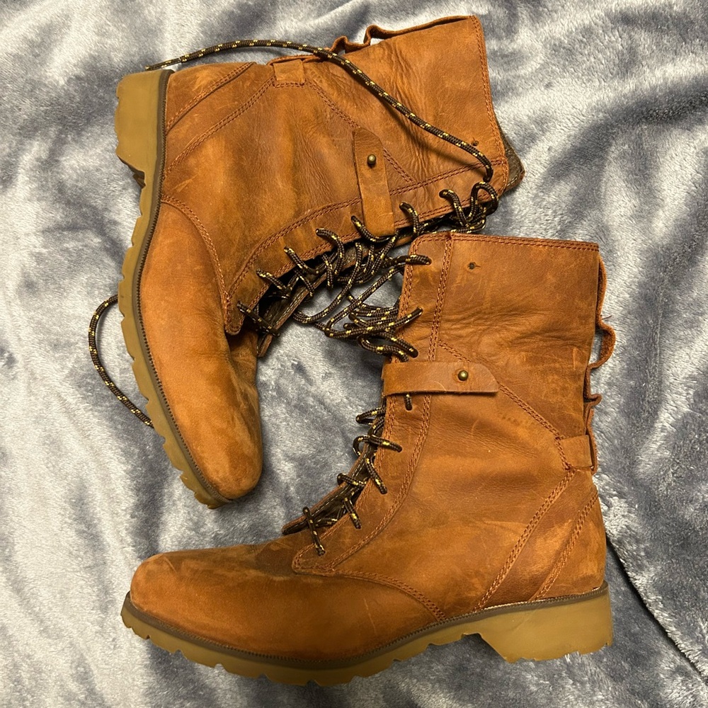 Teva brown boot size 6 never worn